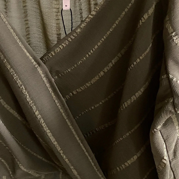 NWT BCBG Generation tie front peasant crop top. Size M - Picture 6 of 10